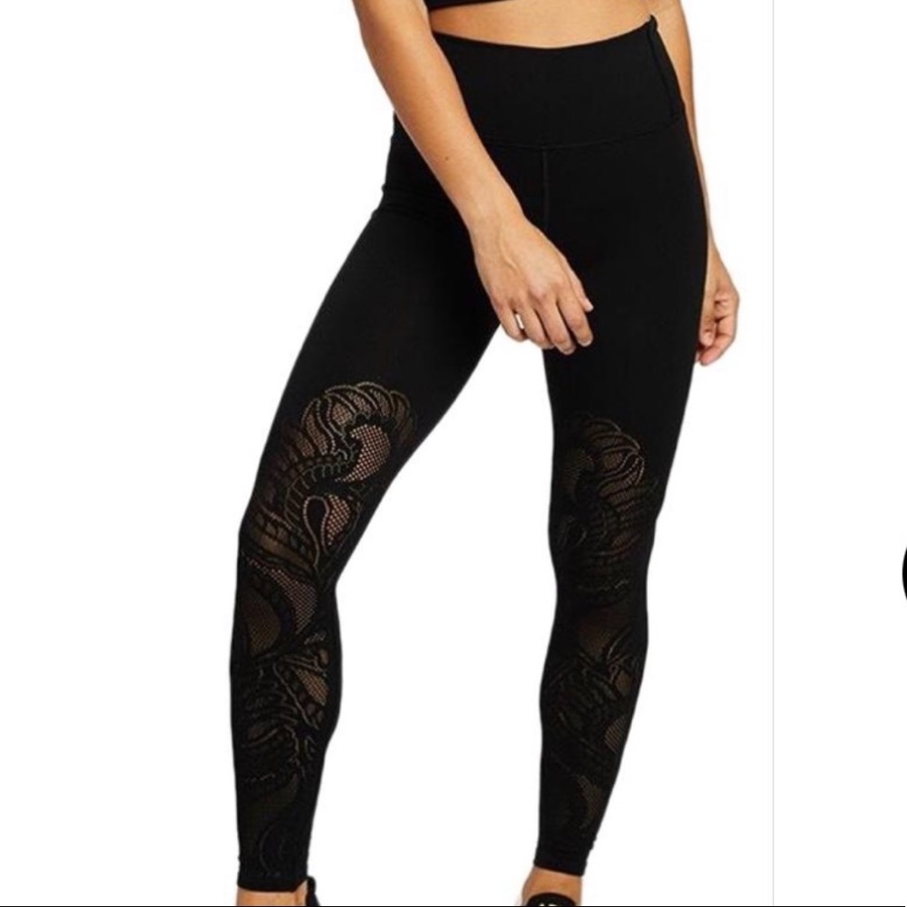 SOLD Lululemon Reveal Tight in Lattice Paisley x Soul Cycle Leggings Size 2 - Picture 1 of 6